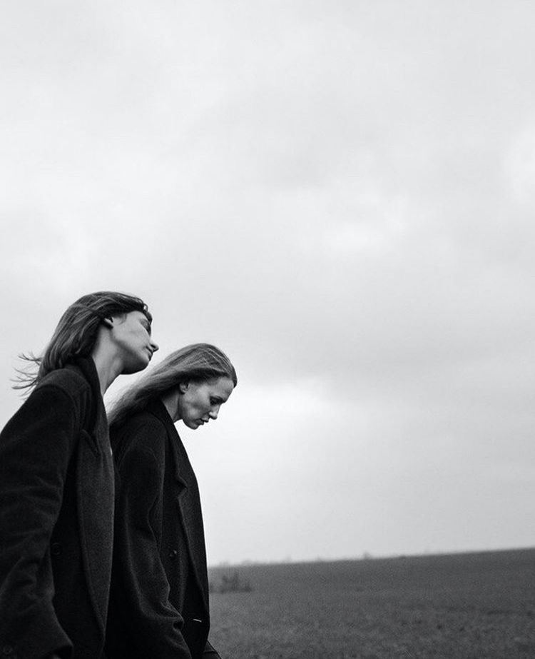 Jak wspierać przyjaciółkę cierpiącą z powodu miłości? 7 sposobów, które naprawdę pomagają